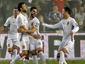 لاعبو إسبانيا يحتفلون بالهدف الذي سجله إياراميندي (يسار)