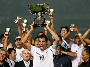 Iraq's captain Younis Mahmoud (C) holds up the winning trophy as he along with teammates celebrate at the end of the final match of the Asian Football Cup 2007 at the Bung Karno stadium in Jakarta, 29 July 2007. Skipper Younis Mahmoud's thumping headed goal crowned Iraq as the Asian Cup champions for the first time with a stirring 1-0 win over Saudi Arabia in the final. AFP PHOTO/Saeed KHAN
SAEED KHAN / AFP