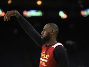 LeBron James #23 of the Cleveland Cavaliers works out during a practice for the 2017 NBA Finals at ORACLE Arena on May 31, 2017 in Oakland, California. Ezra Shaw/Getty Images/AFP