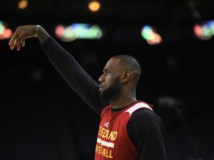 LeBron James #23 of the Cleveland Cavaliers works out during a practice for the 2017 NBA Finals at ORACLE Arena on May 31, 2017 in Oakland, California. Ezra Shaw/Getty Images/AFP