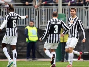 يورينتي (يمين) يتلقى التهنئة بعد هدفه الأول في مرمى كالياري