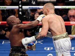 LAS VEGAS, NV - AUGUST 26: (L-R) Floyd Mayweather Jr. throws a punch at Conor McGregor during their super welterweight boxing match on August 26, 2017 at T-Mobile Arena in Las Vegas, Nevada. Ethan Miller/Getty Images/AFP Ethan Miller / GETTY IMAGES NORTH AMERICA / AFP