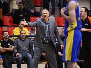 Iranian basketball coach Mehran Hatami (center) (Photo: Press TV)