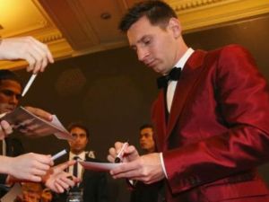 ميسي يرتدي البدلة الحمراء التي أثارت الجدل