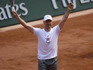 Former Turkish football goalkeeper Omer Catkic taking part in an exhibition match to support the Paris bid for the 2024 Olympics on the eve of the first round of the Roland Garros 2017 French Tennis Open in Paris. 
GABRIEL BOUYS / AFP