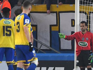 ألفيش يوجه فريقه قبل تنفيذ سوشو لركلة حرة