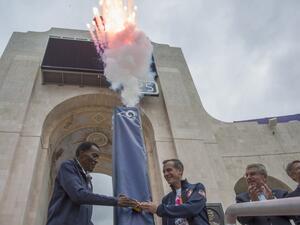 Olympic gold medalist Rafer Johnson (L), Los Angeles Mayor Eric Garcetti push the ignition switch to light the Los Angeles Memorial Coliseum's Olympic Cauldron as International Olympic Committee President Thomas Bach and LA 2028 Chairman Casey Wasserman (R) stand by on September 17, 2017 in Los Angeles.
DAVID MCNEW / AFP