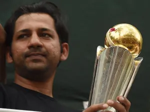 Pakistani cricket captain Sarfraz Ahmed holds the trophy as he acknowledges fans at his home following his arrival from London, in Karachi on June 20, 2017, after Pakistan's victory in the International Cricket Championship (ICC) Champions Trophy final against India.
RIZWAN TABASSUM / AFP