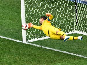 لوريس يتألق ويقود فرنسا لنصف النهائي