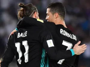 Real Madrid's Welsh forward Gareth Bale (L) is congratulated after scoring by teammate Portuguese forward Cristiano Ronaldo (R) during the FIFA Club World Cup semi-final match in the Emirati capital Abu Dhabi on December 13, 2017.
GIUSEPPE CACACE / AFP