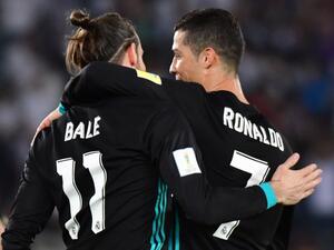 Real Madrid's Welsh forward Gareth Bale (L) is congratulated after scoring by teammate Portuguese forward Cristiano Ronaldo (R) during the FIFA Club World Cup semi-final match in the Emirati capital Abu Dhabi on December 13, 2017.
GIUSEPPE CACACE / AFP