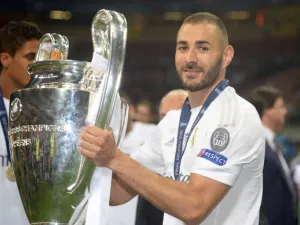 Real Madrid's French forward Karim Benzema poses on the pitch with the trophy after Real Madrid won the UEFA Champions League final football match against Atletico Madrid at the San Siro Stadium in Milan on May 28, 2016. Real Madrid beat city rivals Atletico for the second time in three years to win the Champions League for the 11th time.
Filippo MONTEFORTE / AFP