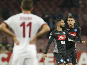 جورجينيو (يمين) وإينسيني يحتفلان بالهدف الأول