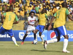 Zamalek Aly Salama (CL) is watched by Mamelodi Sundowns Wayne Arendse (L) Hlompho Kekena (CR) and Asavela Mbekile (R) during the first length of the CAF Championship final on October 15, 2016 at Atteridgville Stadium in Pretoria, South Africa. AFP PHOTO/STRINGER
STRINGER / AFP
