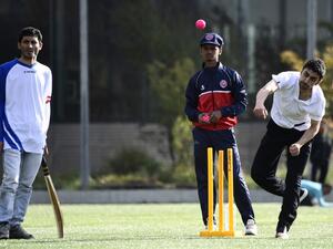 Migrants from Afghanistan participate in a cricket match organised by international charity Emmaus and mentored by members of the France National Cricket team in Paris on October 20, 2016.
MIGUEL MEDINA / AFP