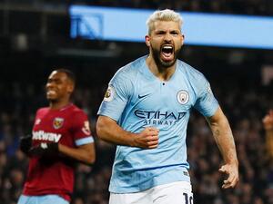 أغويرو يحتفل بهدفه