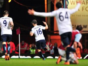 لاعبو سيتي يحتفلون بهدف أغويرو الأول