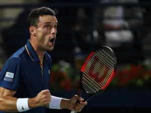 Spain's Roberto Bautista Agut reacts during his 2018 ATP Dubai Duty Free Tennis Championships final match against Lucas Pouille of France (unseen) on March 3, 2018.
KARIM SAHIB / AFP