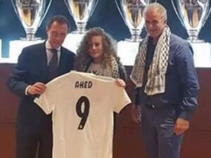 Ahed Tamimi received a Real Madrid kit from Emilio Butragueño