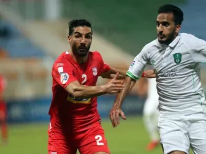 Saudi club Al-Ahli's Saleh Mohammed al-Jaman (R) fights for the ball with Mohammad Iranpourian (L) of Iranian club Tractorsazi Tabriz during their Asian Champions League football match on February 12, 2018 at the AL-Seeb stadium in Muscat.
MOHAMMED MAHJOUB / AFP