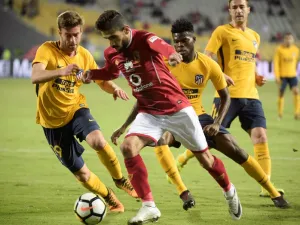Al-Ahly's Mohamed Farouq (C) vies for the ball with Atletico Madrid's Sergi (L) and Thomas Partey (R) during the friendly football match between Egypt’s Al-Ahly and Spain’s Atletico Madrid at Borg al-Arab Stadium, near Alexandria, on December 30, 2017.
KHALED DESOUKI / AFP