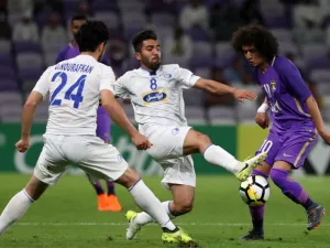 Esteghlal FC's Iranian midfielder Farshid Esmaeili (C) and midfielder Omid Noorafkan (L) vie for the ball against Al-Ain's Emirati midfielder and captain Omar Abdulrahman (R) during their AFC Champions League group (D) match at Hazza Bin Zayed Stadium, on March 6, 2018.
KARIM SAHIB / AFP