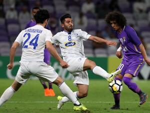 Esteghlal FC's Iranian midfielder Farshid Esmaeili (C) and midfielder Omid Noorafkan (L) vie for the ball against Al-Ain's Emirati midfielder and captain Omar Abdulrahman (R) during their AFC Champions League group (D) match at Hazza Bin Zayed Stadium, on March 6, 2018.
KARIM SAHIB / AFP