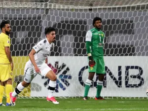 Qatar's al-Sadd player Baghdad Bounedjah (C) celebrates after scoring a goal during the AFC Champions League group stage football match between al-Wasl and al-Sadd at the Zabeel Stadium in Dubai on February 13, 2018.
KARIM SAHIB / AFP