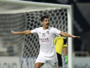 Al-Sadd's Baghdad Bounedjah celebrates during the AFC Champions League quarter final match between Esteghlal FC and Al-Sadd SC at the Jassim Bin Hamad Stadium in Doha on September 17, 2018.
KARIM JAAFAR / AFP