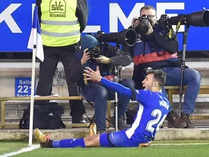 Alaves' Spanish forward Munir El-Haddadi celebrates after scoring his team's first goal during the Spanish 'Copa del Rey' (King's cup) quarter-final second leg football match between Deportivo Alaves and Valencia CF at the Mendizorrotza stadium in Vitoria on January 24, 2018.
ANDER GILLENEA / AFP