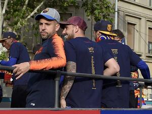 آلبا خلال احتفالات برشلونة باللقب