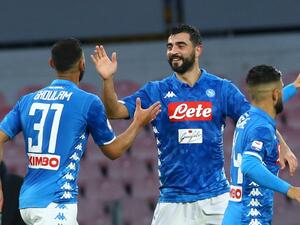 لاعبو نابولي يحتفلون بهدف آلبيول (وسط)