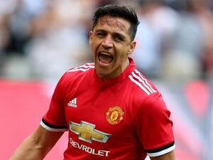 سانشيز يحتفل بهدفه