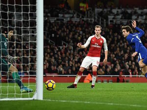 ألونسو (يمين) يسجل هدف تشيلسي الثاني