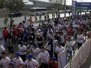 Runners take off at the start of the 2015 Samsung Amman Marathon 10km race (Photo by Amjad Ghsoun)