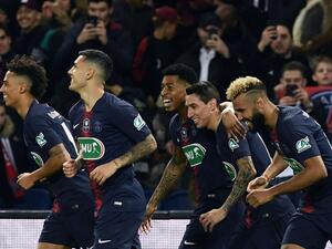 لاعبو الباريسي يحتفلون بهدف دي ماريا (الثاني من اليمين)