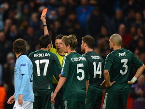 عانى أربيلوا بدوره خلال فترة احترافه من الطرد في أكثر من مناسبة على الصعيدين المحلي والأوروبي