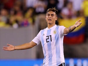 باولو ديبالا خلال مباراة منتخب بلاده مع نظيره الكولومبي والتي انتهت بالتعادل السلبي فجر الأربعاء