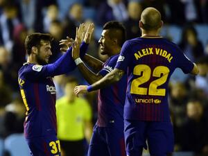 آرناييز (يسار) يتلقى التهنئة بهدف من باولينيو (وسط) وأليكس فيدال