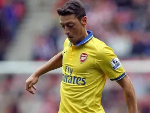 Ozil still 'central' to Wenger's plans for Arsenal future despite 'mental struggles'