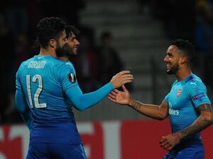 والكوت (يمين) يتلقى التهنئة من زميليه محمد النني وجيرو خلال المباراة