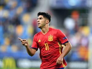 آسينسيو يحتفل بأحد الأهداف