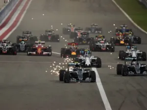 Mercedes AMG Petronas F1 Team's German driver Nico Rosberg leads at the start of the Bahrain Formula One Grand Prix at the Sakhir circuit in Manama on April 3, 2016. AFP PHOTO / MOHAMMED AL-SHAIKH
MOHAMMED AL-SHAIKH / AFP