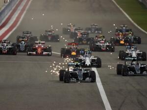 Mercedes AMG Petronas F1 Team's German driver Nico Rosberg leads at the start of the Bahrain Formula One Grand Prix at the Sakhir circuit in Manama on April 3, 2016. AFP PHOTO / MOHAMMED AL-SHAIKH
MOHAMMED AL-SHAIKH / AFP