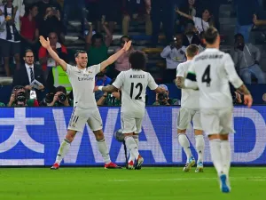 Real Madrid's Welsh forward Gareth Bale (L) celebrates his goal with teammates during the semi final football match of the FIFA Club World Cup 2018 tournament between Japan's Kashima Antlers and Spain's Real Madrid at the Zayed Sports City Stadium in Abu Dhabi, the capital of the United Arab Emirates, on December 19, 2018.
Giuseppe CACACE / AFP