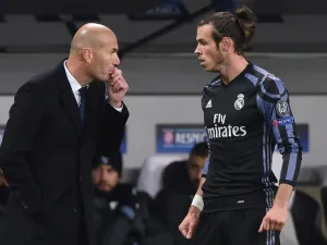 Real Madrid's French coach Zinedine Zidane (L) gives instructions to Real Madrid's Welsh forward Gareth Bale during the UEFA Champions League group F football match Legia Warsaw vs Real Madrid CF in Warsaw, Poland on November 2, 2016.
Janek SKARZYNSKI / AFP