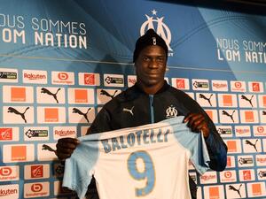 بالوتيلي يعرض قميص فريقه الجديد