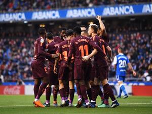 لاعبو برشلونة يحتفلون خلال المباراة