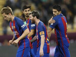 لاعبو برشلونة يحتفلون بأحد الأهداف