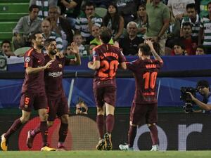 لاعبو برشلونة يحتفلون بهدف الفوز على سبورتينغ لشبونة